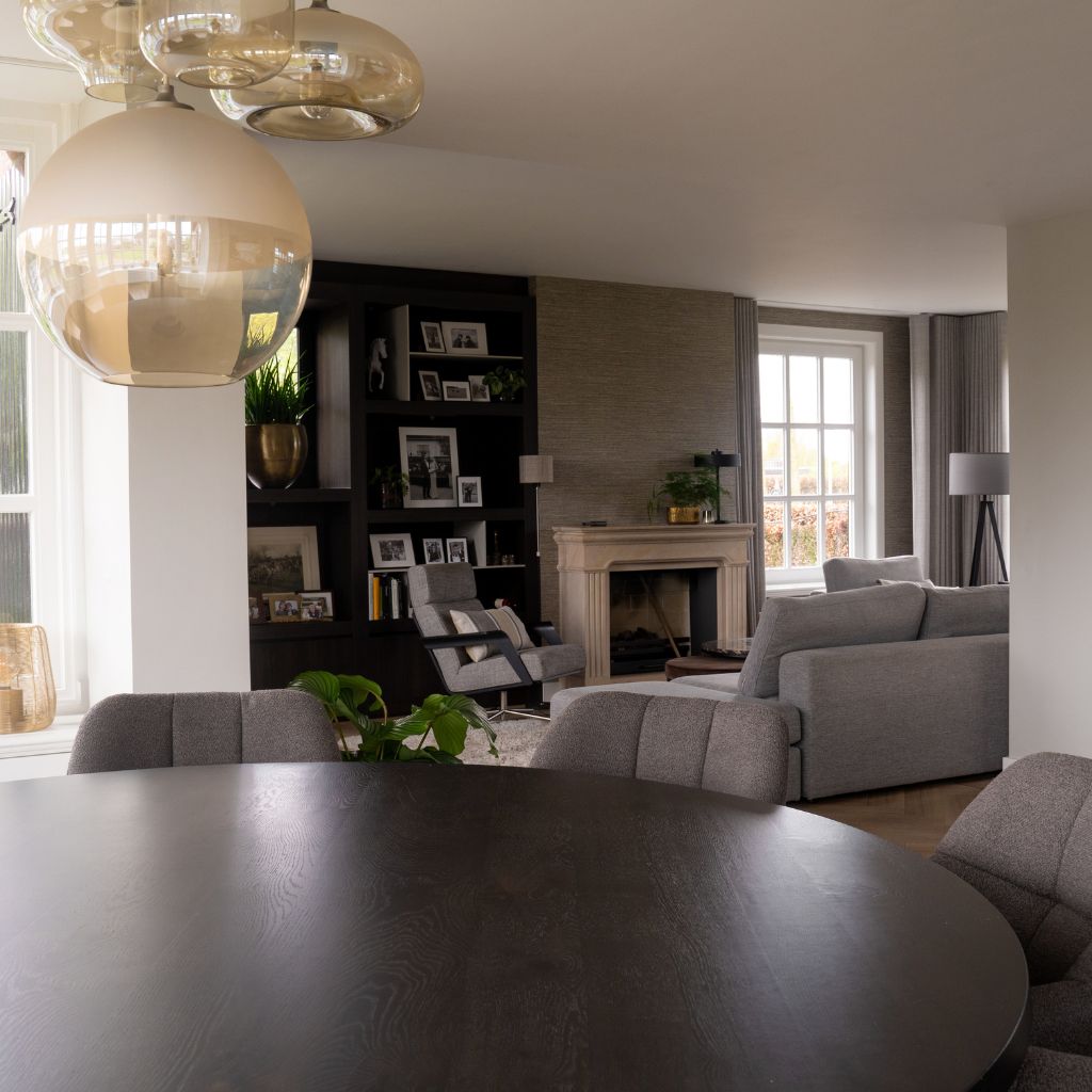 Bovenaanzicht van een grote ronde eettafel