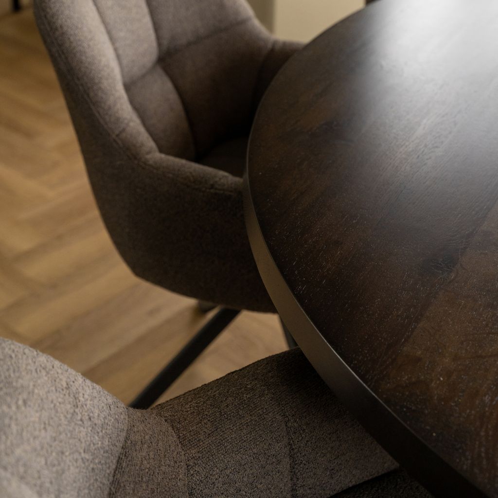 Rechte rand van een ronde tafel