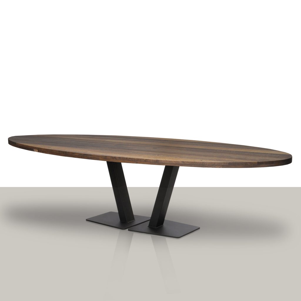 Ovale eettafel met open metalen V onderstel en smoke eikenhout tafelblad.