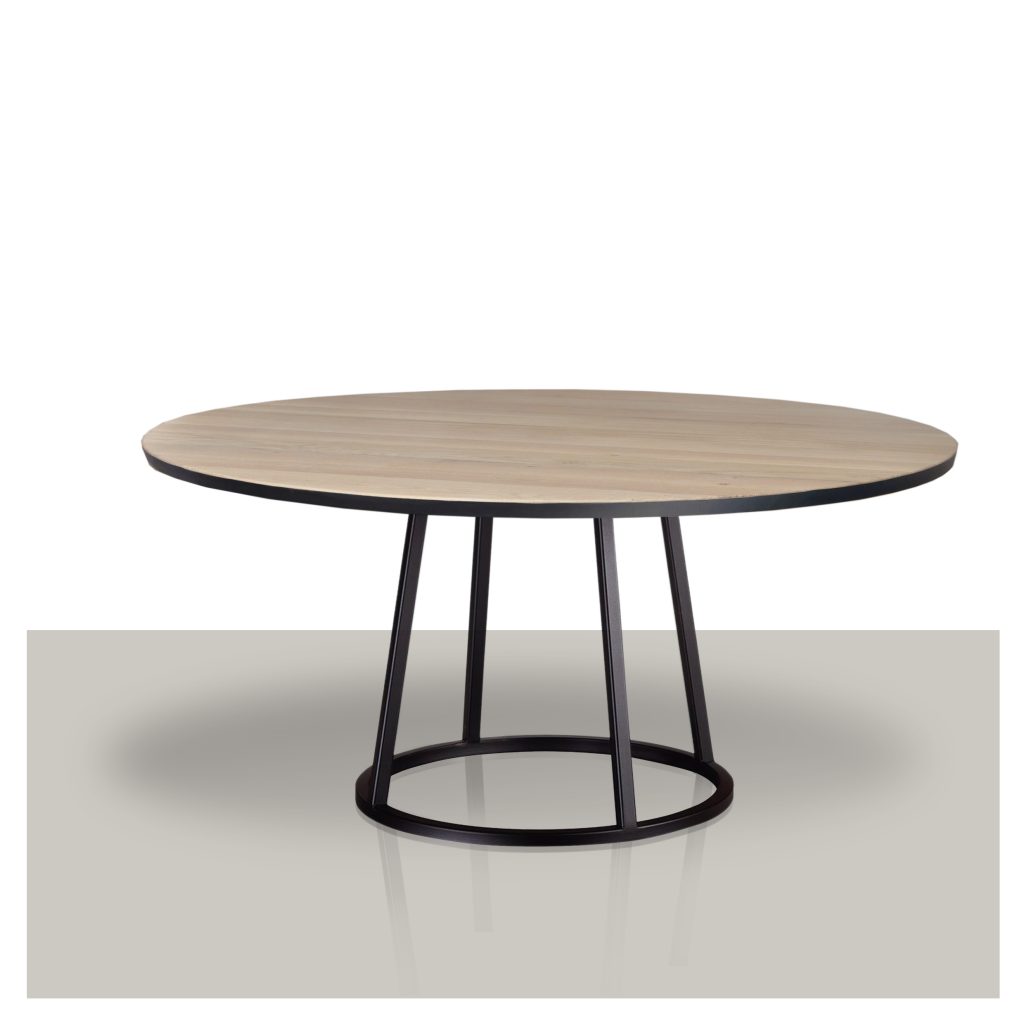 Ronde eettafel met metalen trapeze rond onderstel en een massief whitewash eikenblad.