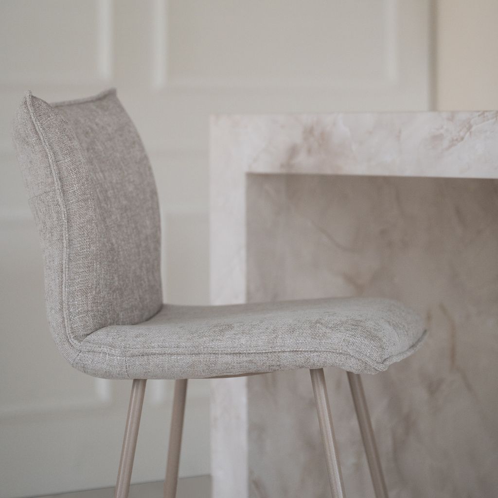 Close-up zitting Barkruk Pieke in het lichtgrijs