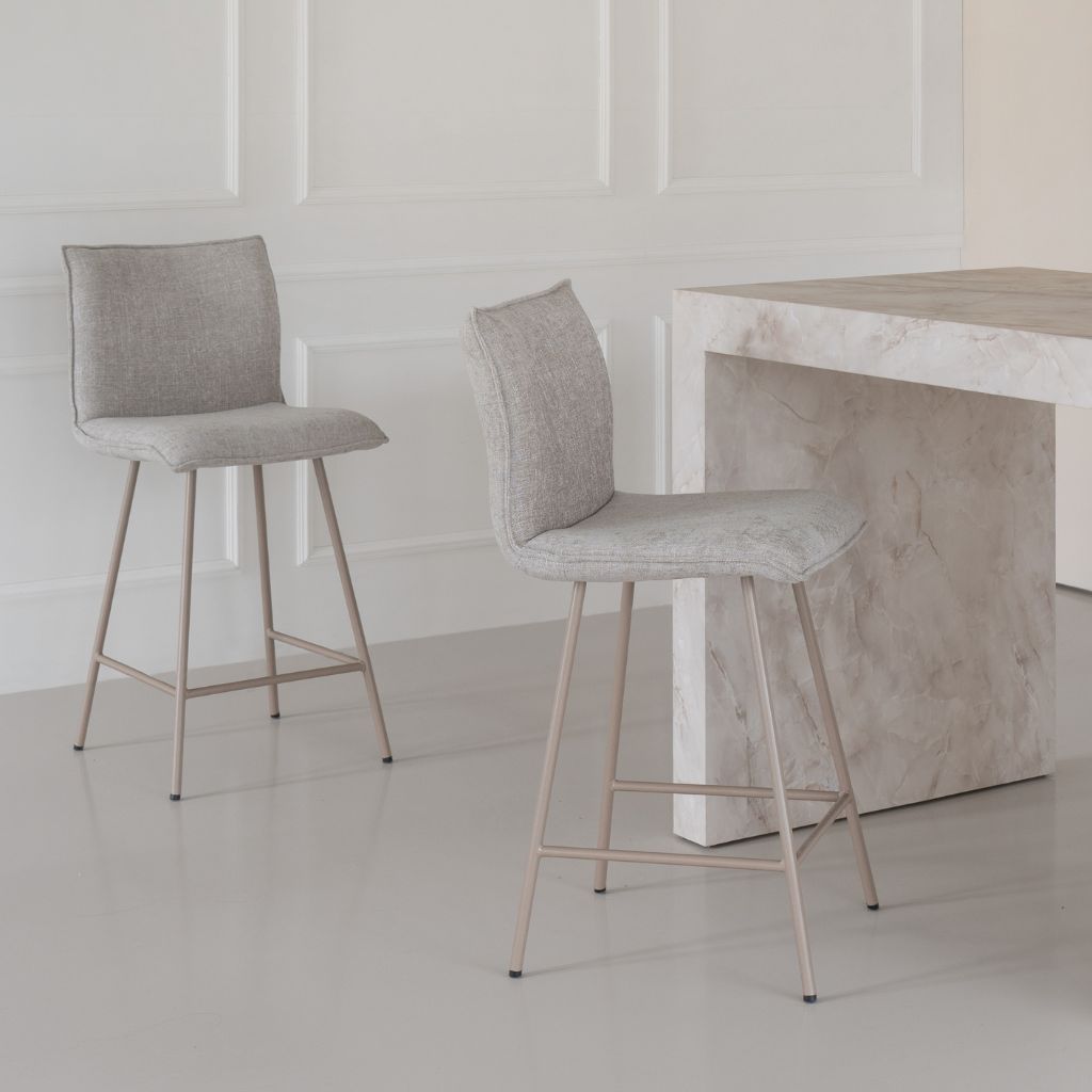 Barkruk Pieke in het lichtgrijs in een lichte ruimte