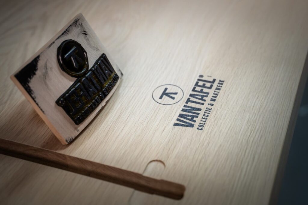 Logo stempel Van Tafel onderzijde van de tafel