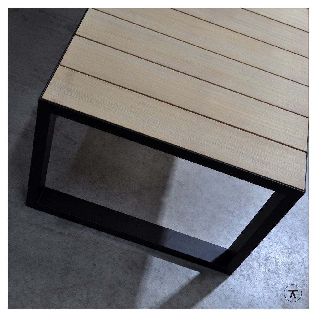 iroko houten buitentafel met metalen U onderstel bovenaanzicht