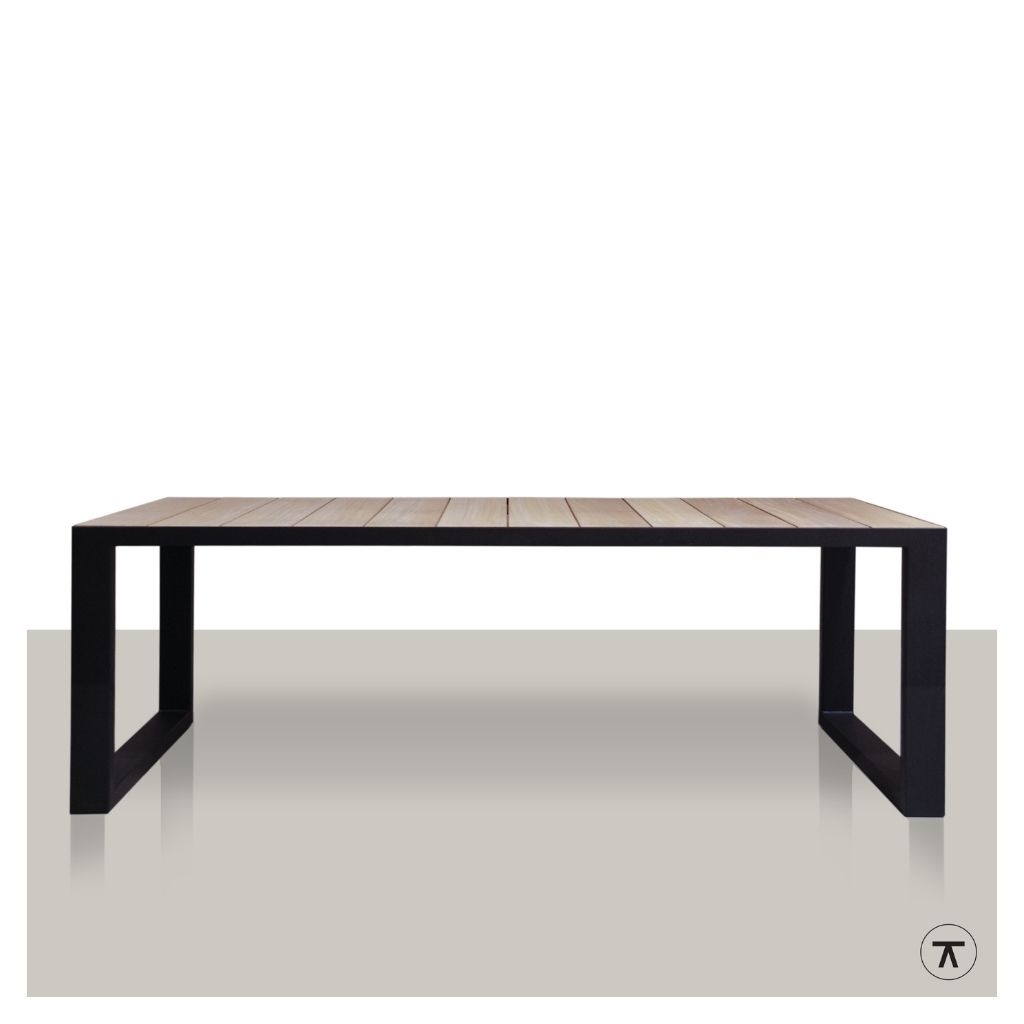 iroko houten buitentafel met metalen U-onderstel zijaanzicht