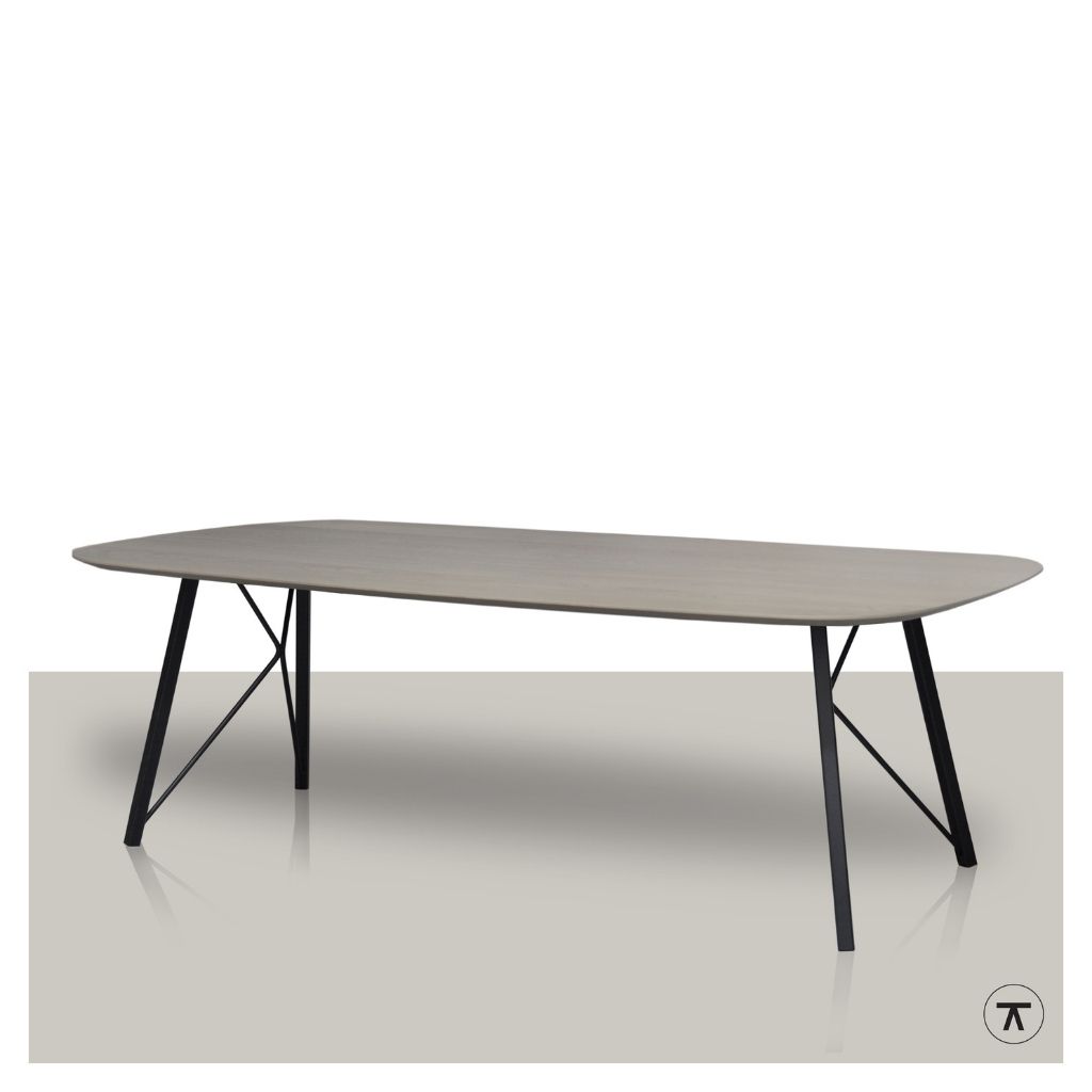 Surprise-Deens-ovale-eiken-eettafel-met-metalen-onderstel-met-draadelementen