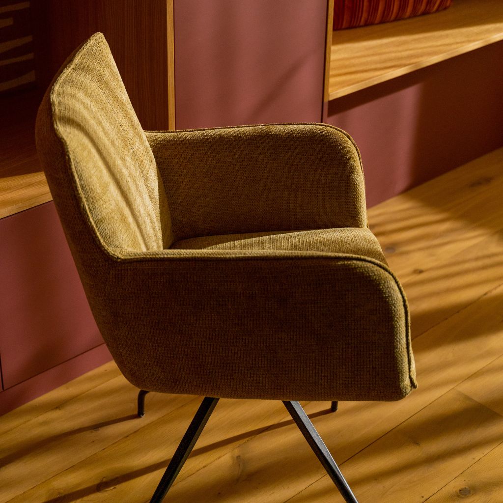 Zijkant stoel Max in een warme lichte tint