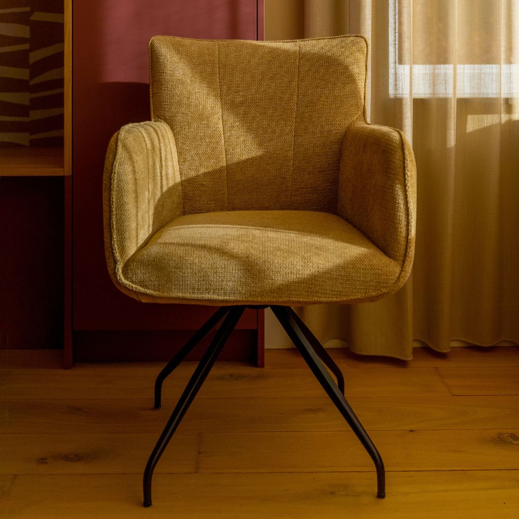 Stoel Max in een warme lichte tint