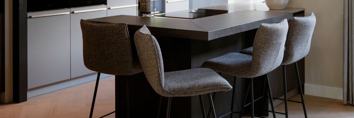 Van Tafel barkrukken voorbeeld: vier barkrukken aan kookeiland