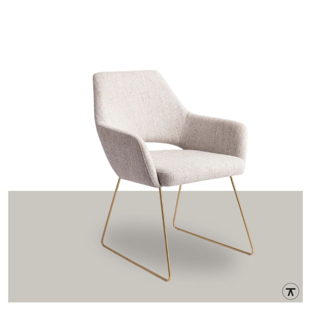 Stoel Yanai - gouden-trapeze-onderstel