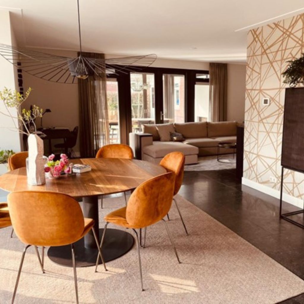 Ronde eettafel met cognac stoelen