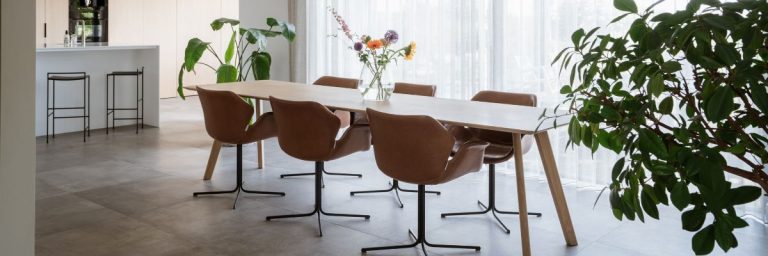 Eikenhouten eettafel als eyecatcher