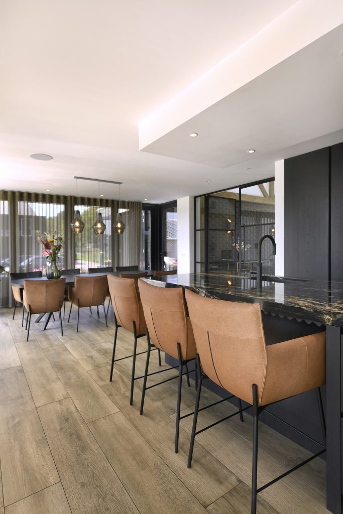 Hoge of lage stoelen, Van Tafel heeft het allemaal