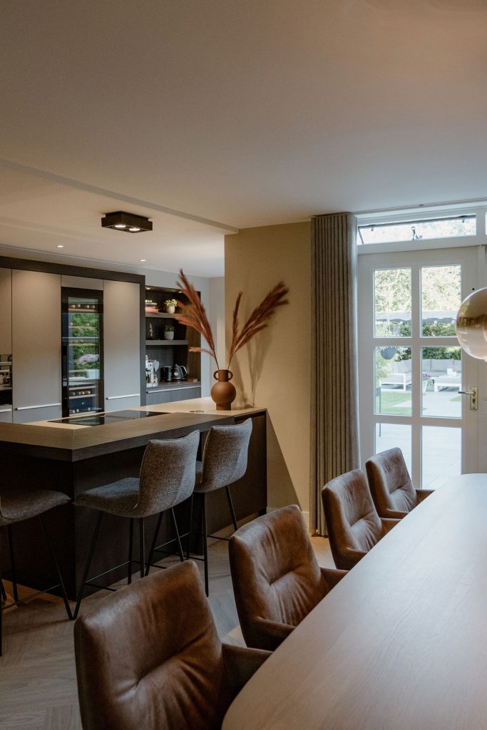 Eettafel met stoelen en krukken aan bar