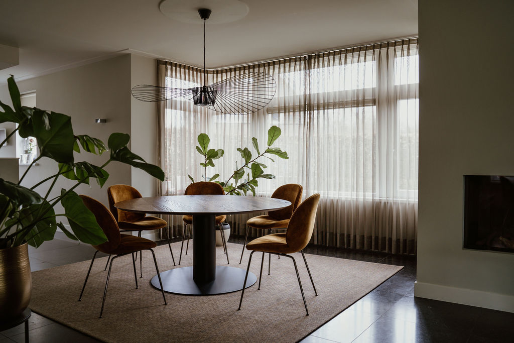 Ronde tafel met metalen ronde middenpoot