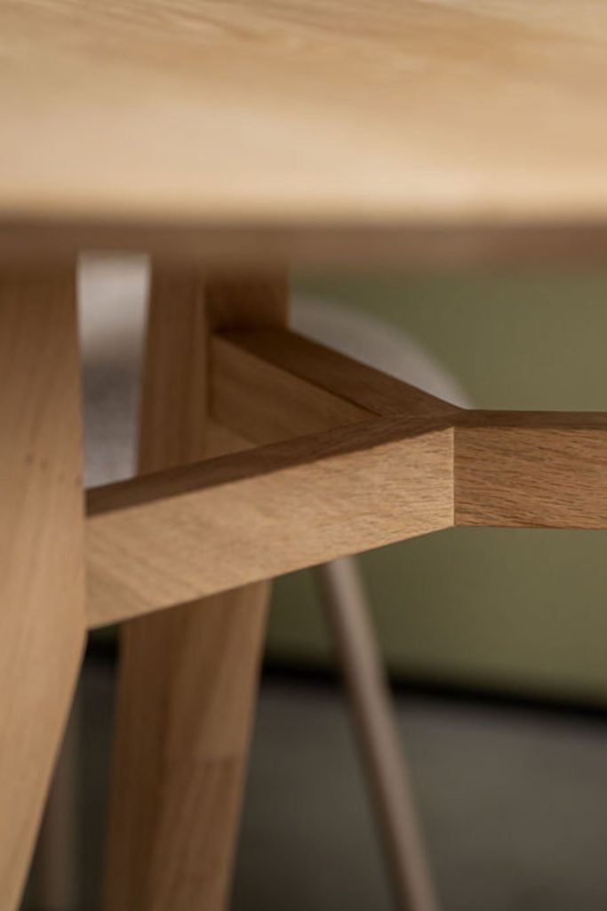 Poot van ronde eettafel