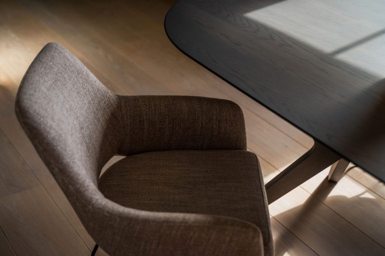 Stoel aan tafel ingezoomed