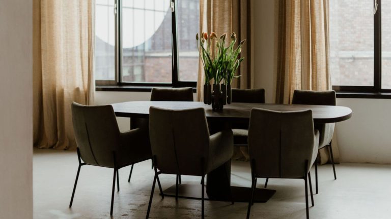 Sfeerbeeld tafel en stoelen