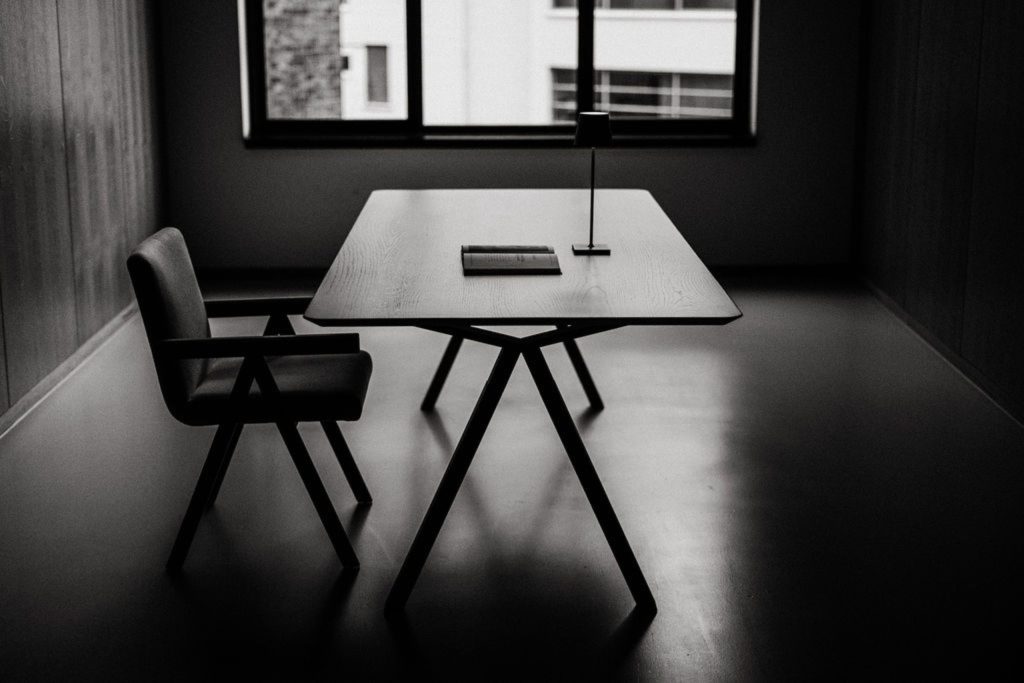 Rechthoekige tafel zwart wit beeld