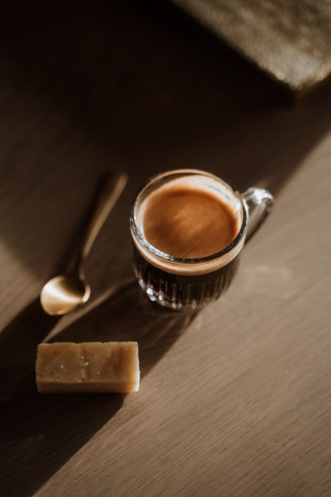 Koffie met lekkers bij bezoek Van Tafel