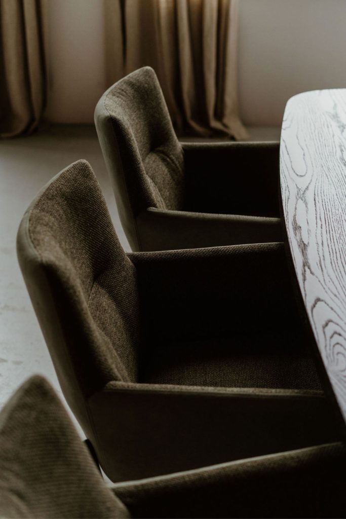 Stoelen aan fins ovale tafel