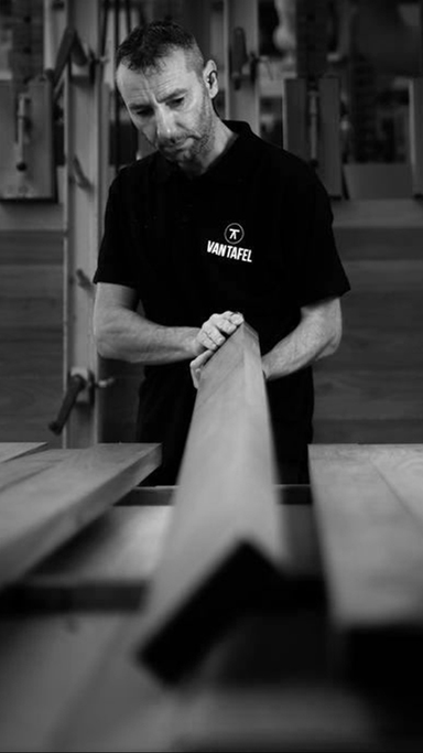 Plank bekijken in werkplaats Van Tafel