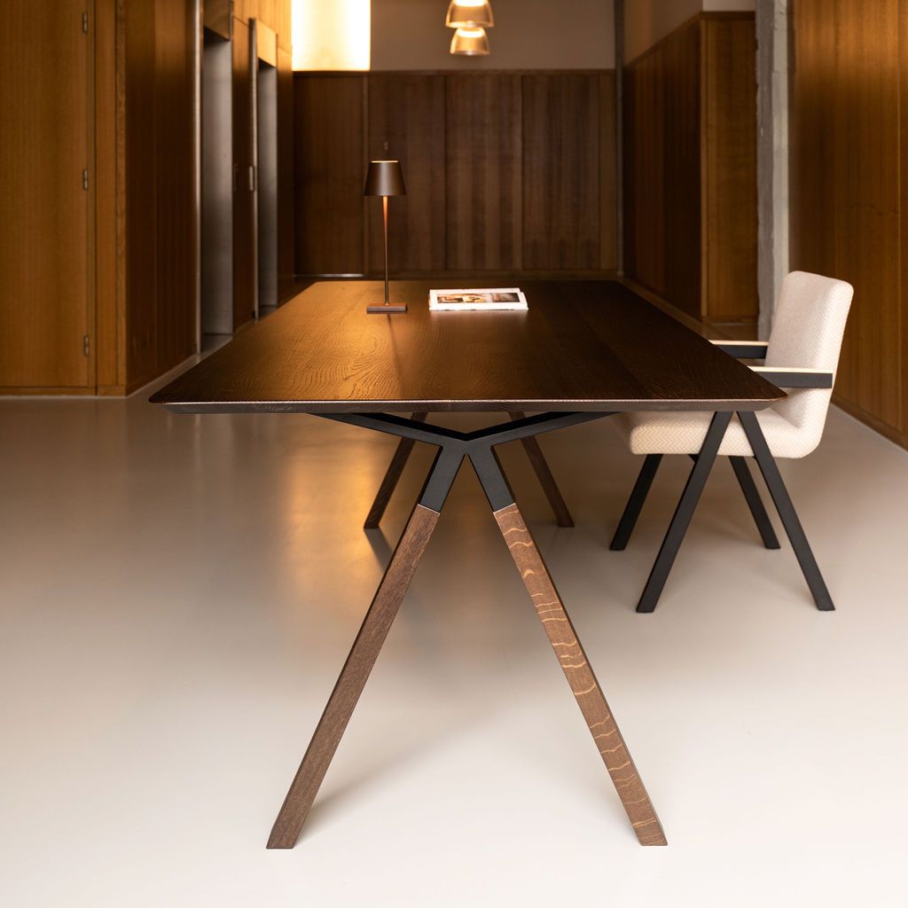 Vooraanzicht onderstel van metaal en hout onder houten eettafel