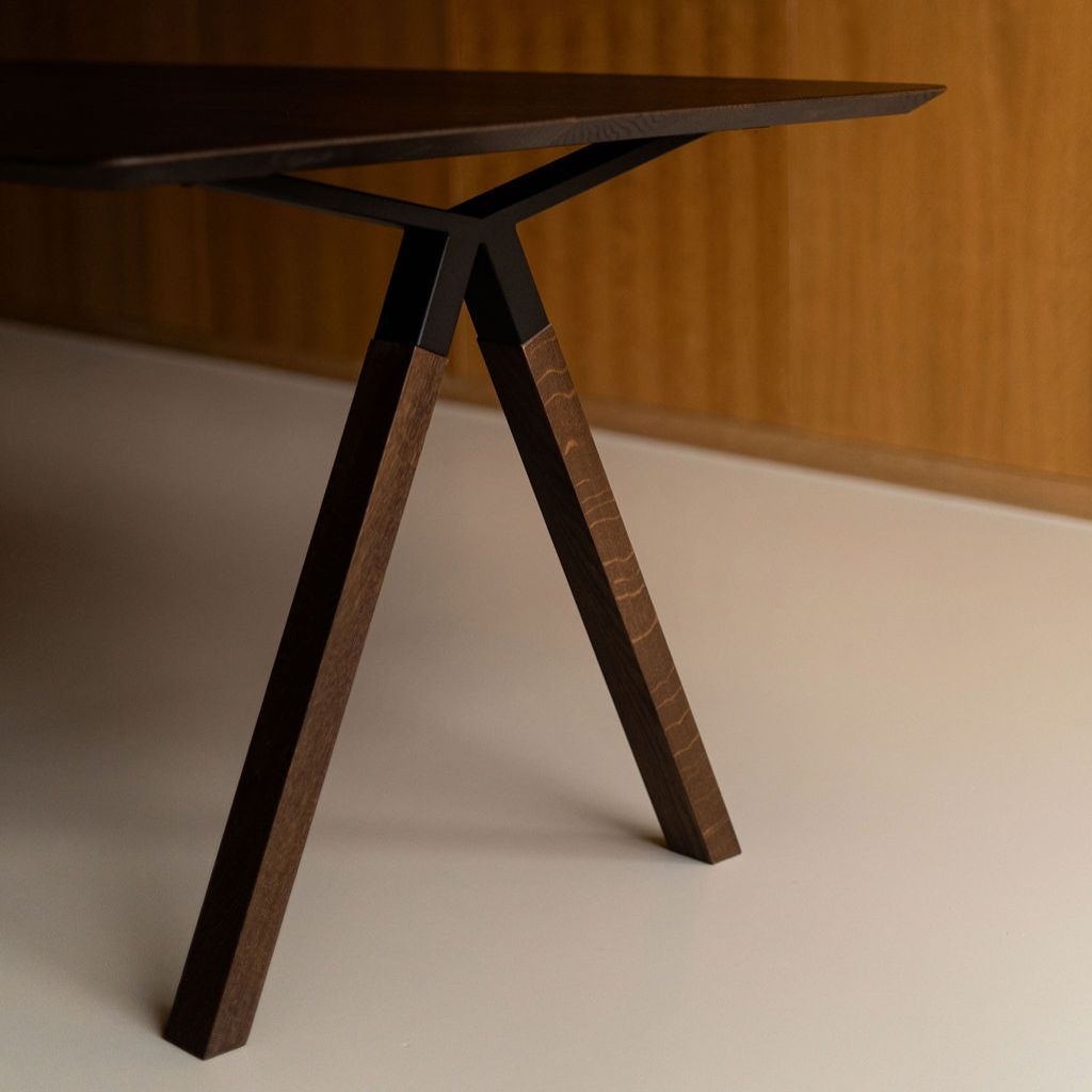 Detailfoto van onderstel eettafel metaal en hout