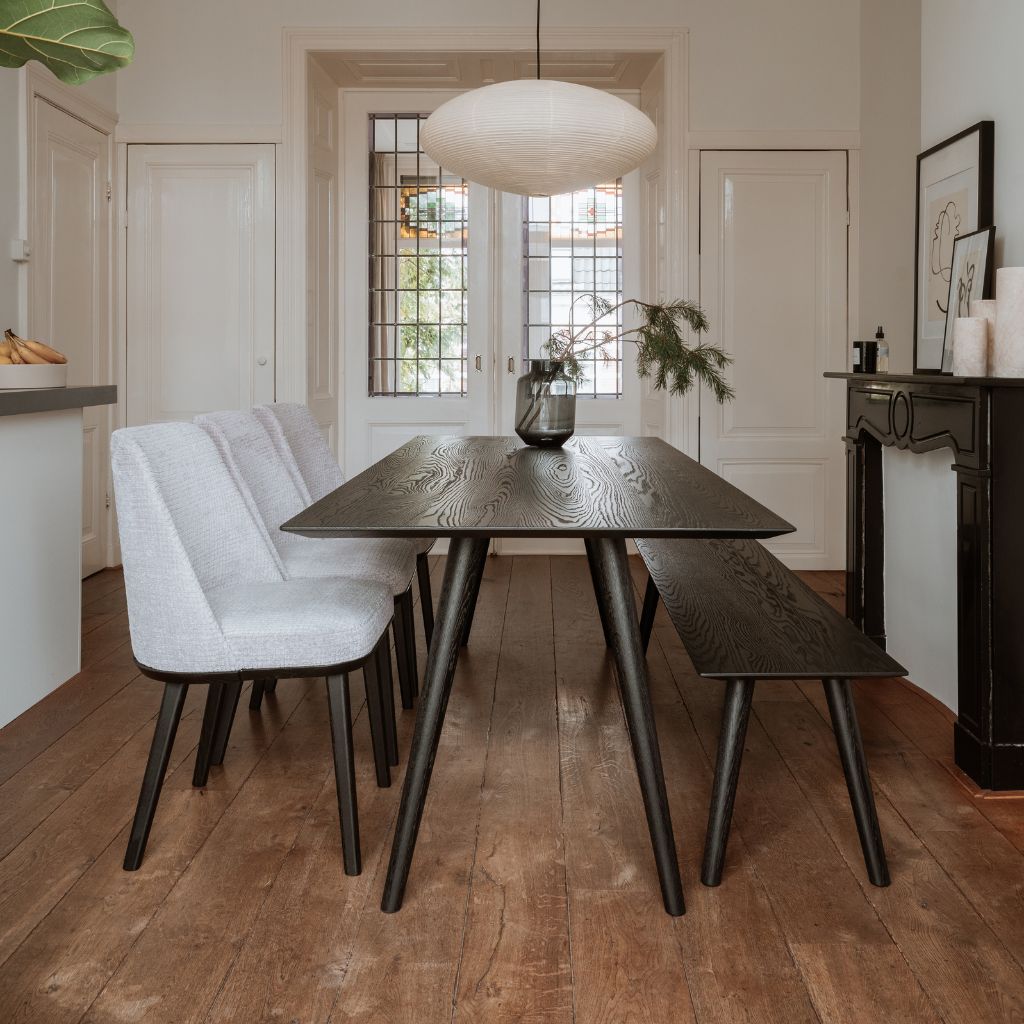 Tafel, stoelen en een eetkamerbank