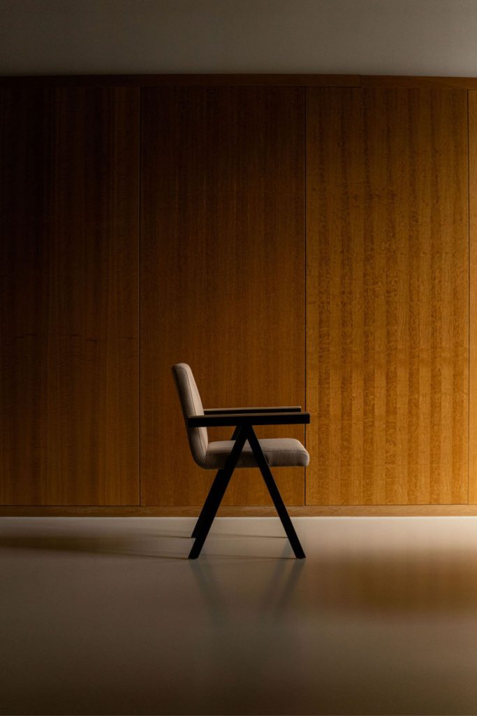 Stoel met armleuningen van Van Tafel