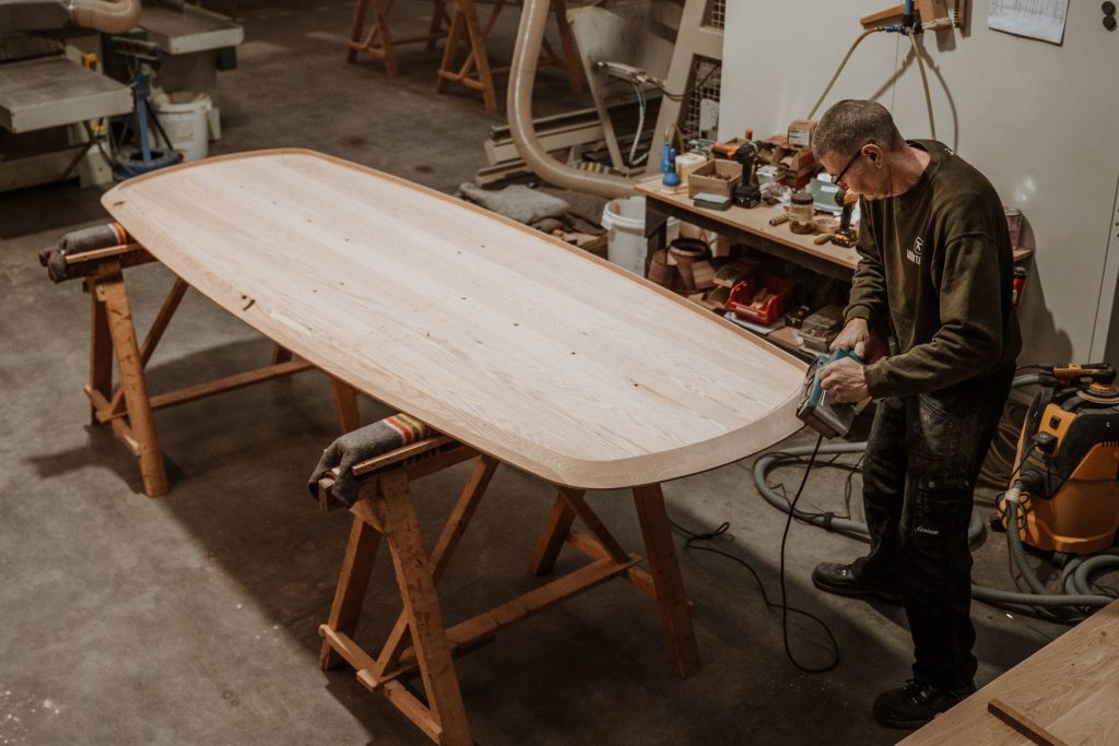 Hoeken van het tafelblad worden geschuurd in onze werkplaats