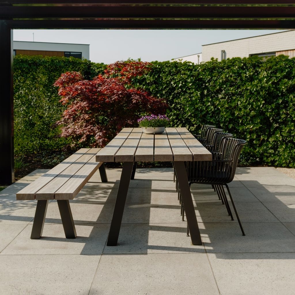 Tuintafel met tuinbank en stoelen