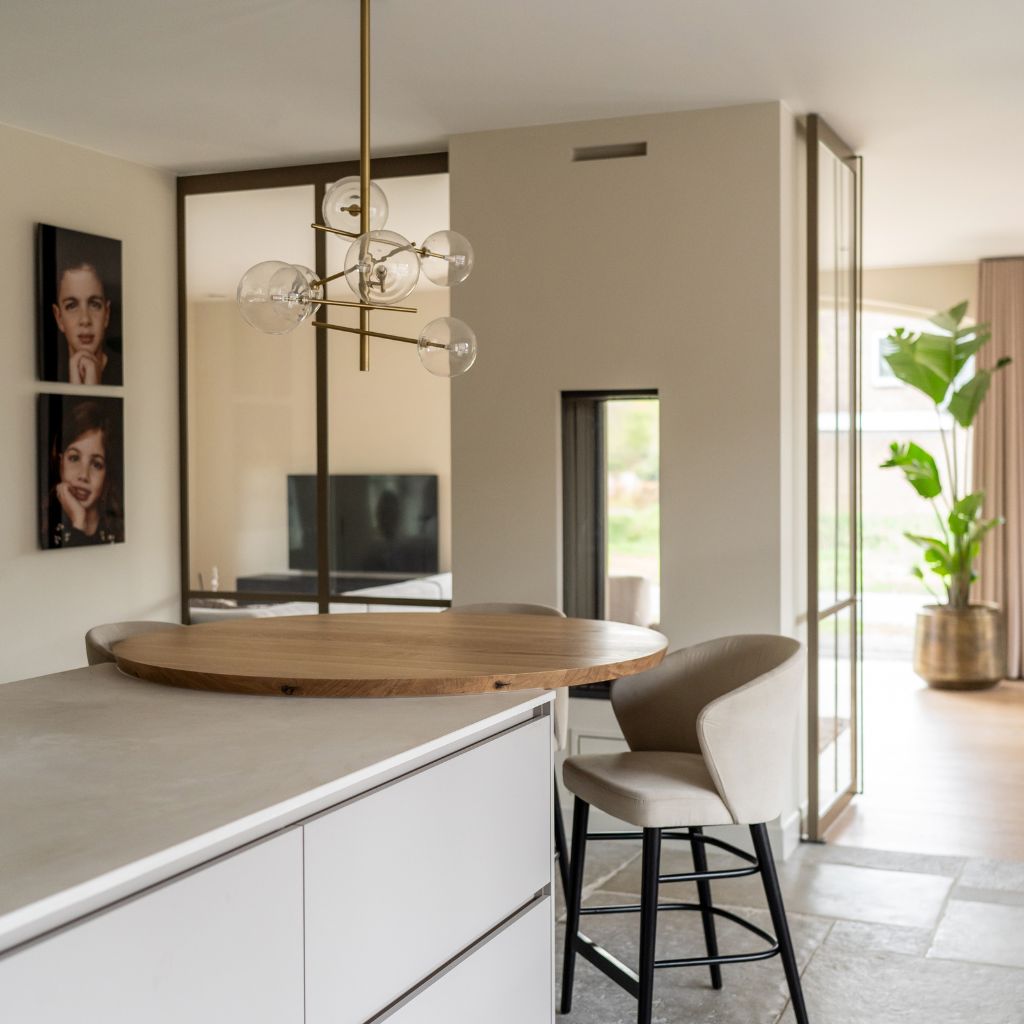 Ronde eikenhouten bartafel aan keukenblok