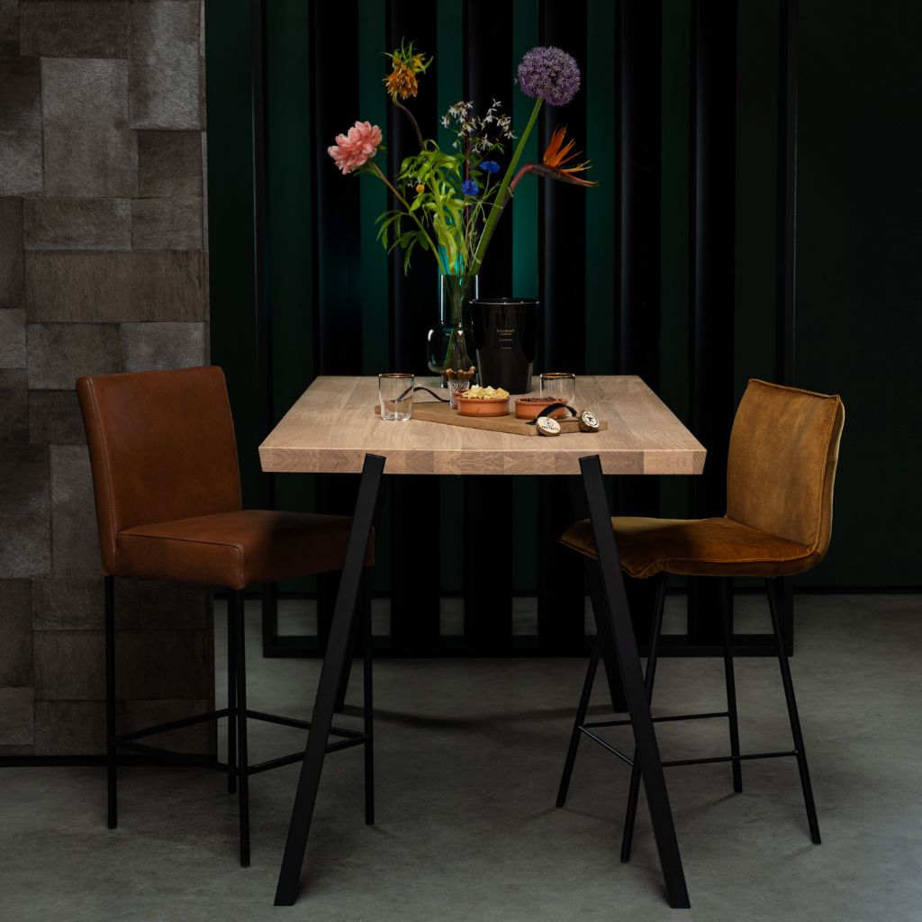 Eikenhouten bartafel met zwart metalen poten