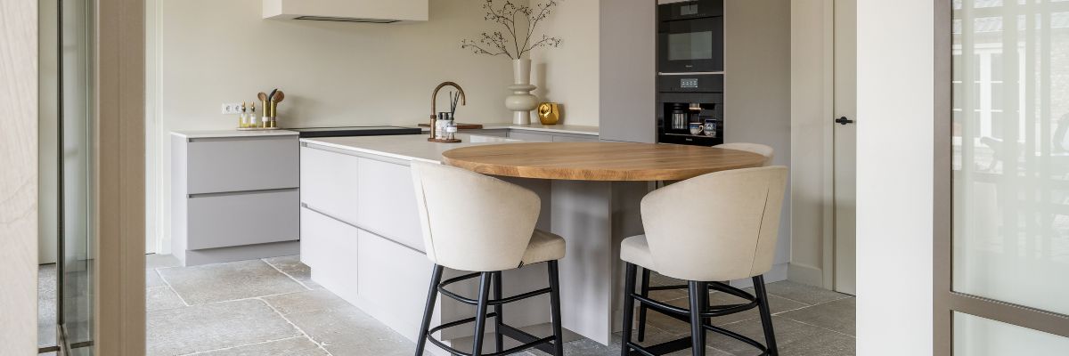 Rond eikenhout tafelblad als bartafel aan keukenblok