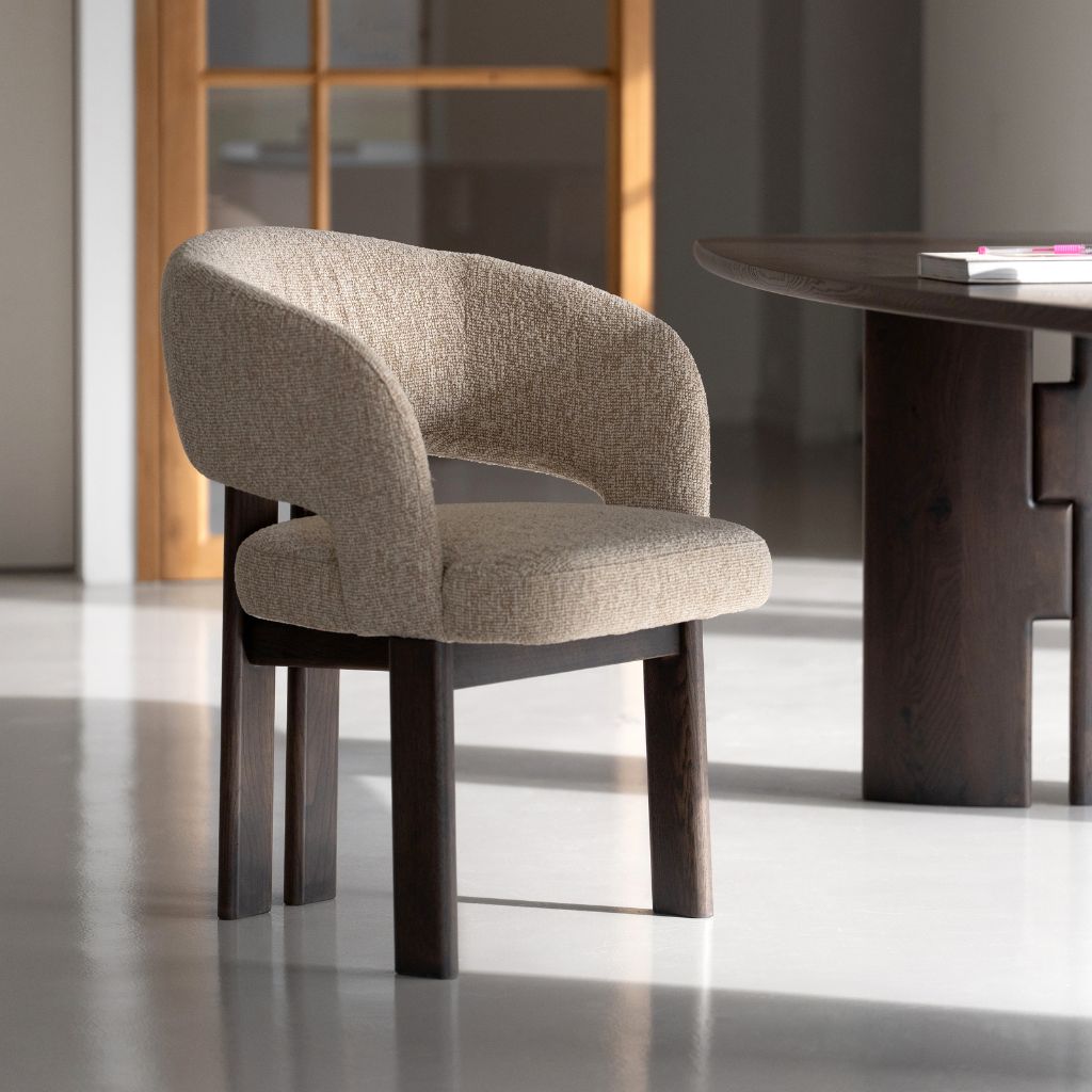 Eetkamerstoel Marjon met houten poot die doorloop in de rugleuning