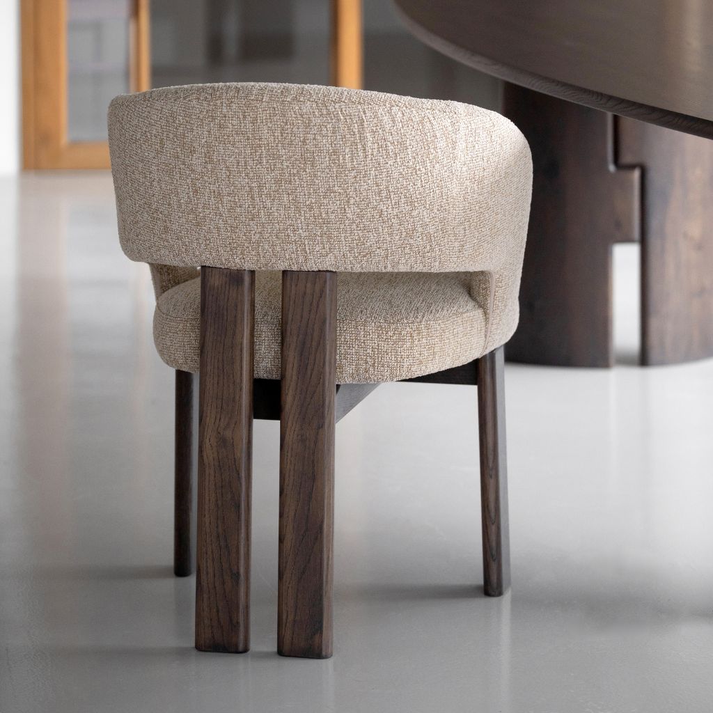 Eetkamerstoel Marjon met houten poot die doorloop in de rugleuning