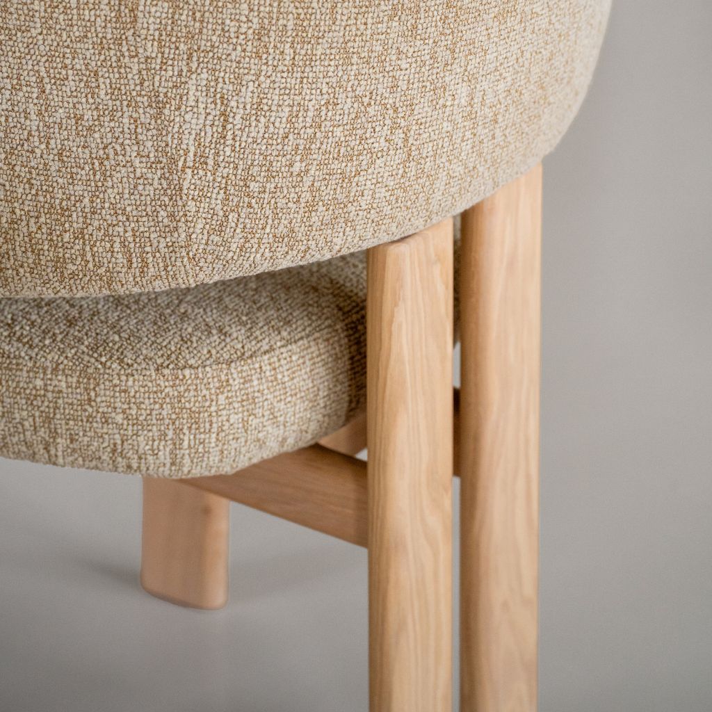 Eetkamerstoel Marjon met houten poot die doorloop in de rugleuning