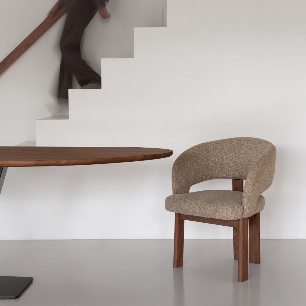 Eetkamerstoel Marjon met houten poot die doorloop in de rugleuning