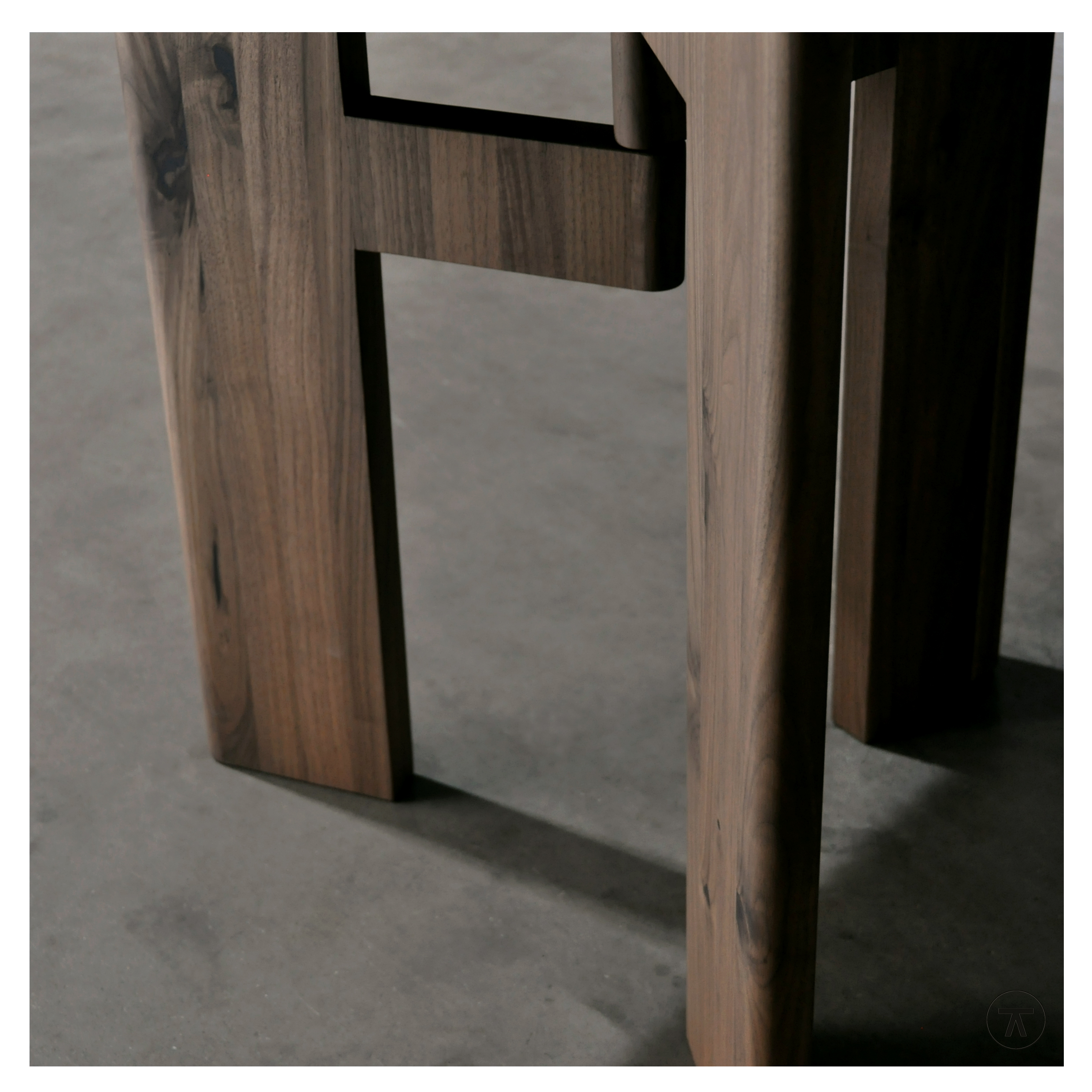 Close up van houten 3 poot onderstel Fins ovale tafel Tilt