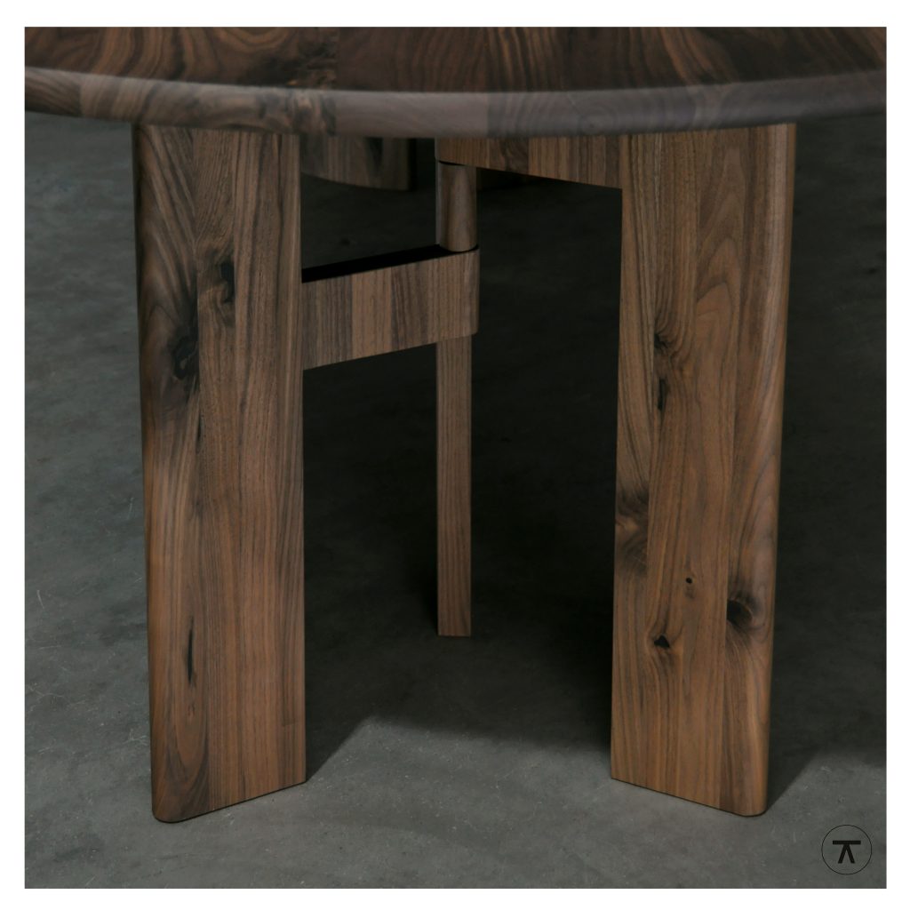 Houten poot onderstel Fins ovale tafel Tilt