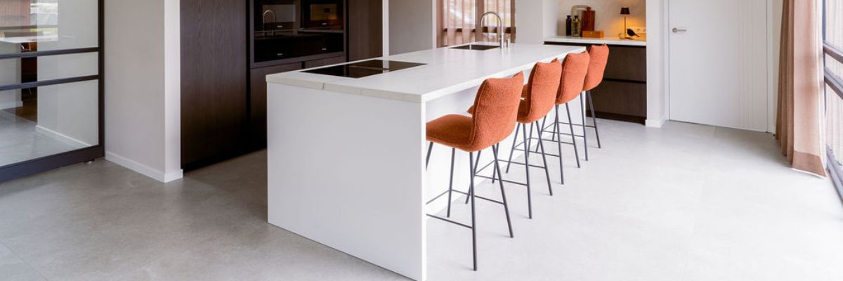 Terra barkrukken aan keukenblok