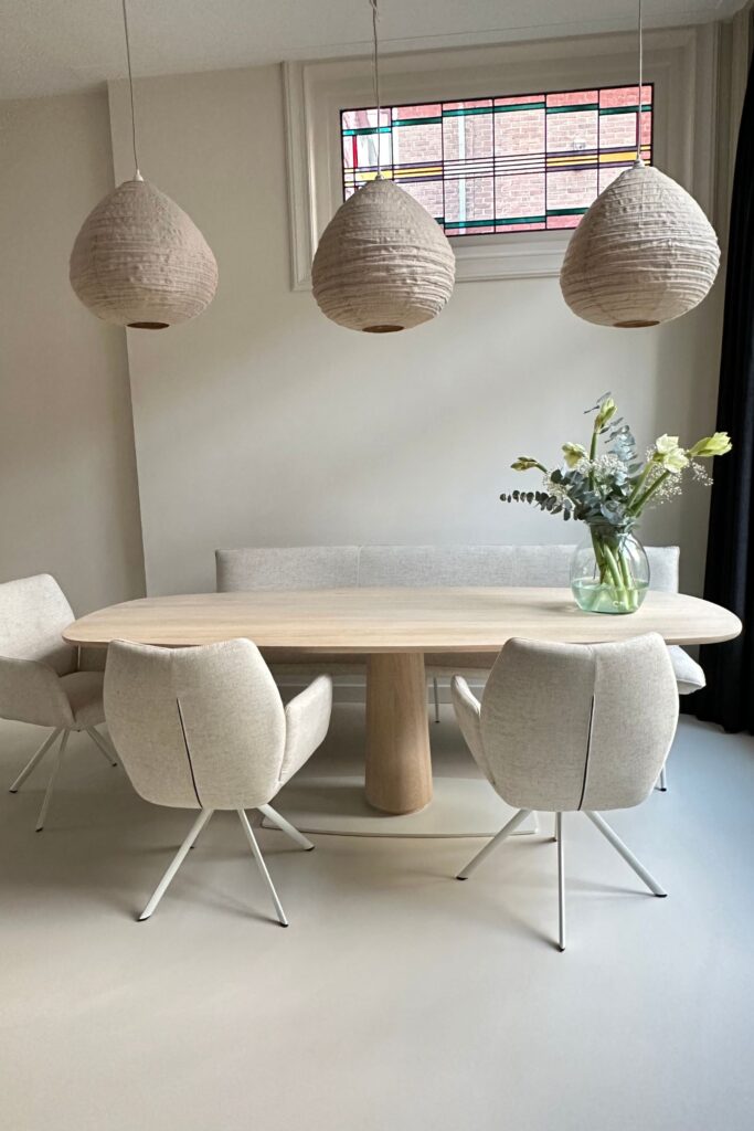 Eettafel en stoelen in Scandinavisch interieur