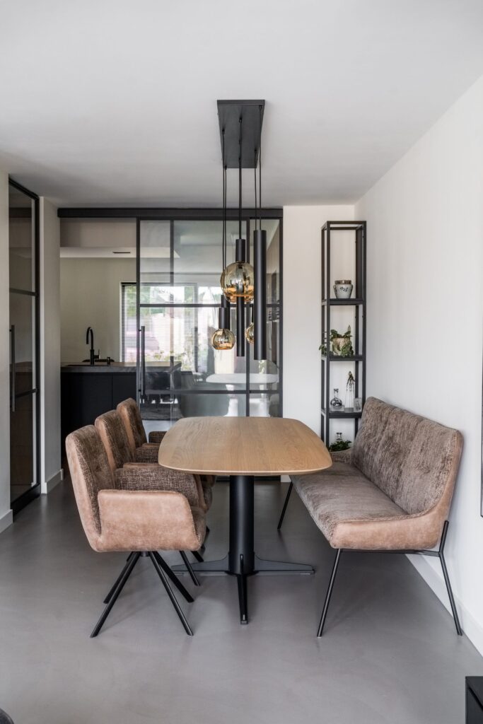 Stel jouw tafel met stoelen samen