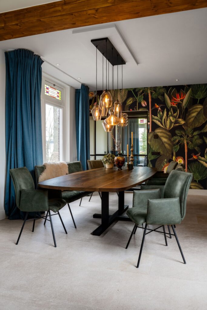 Stoelen aan tafel op maat