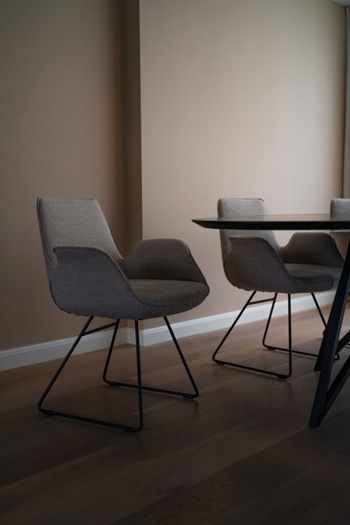 Eetkamerstoel aan tafel