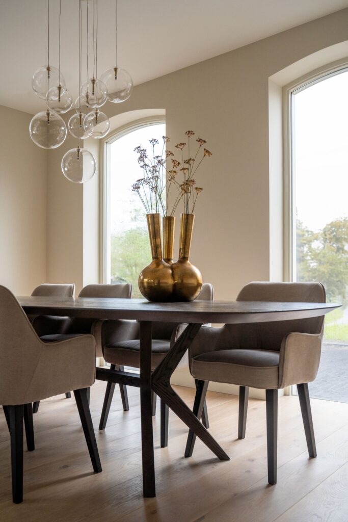 Eetkamerstoelen aan eetkamertafel
