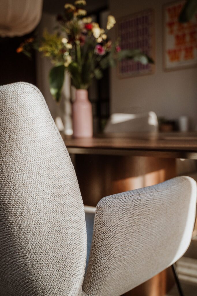 Ingezoomed op een stoel van Van Tafel