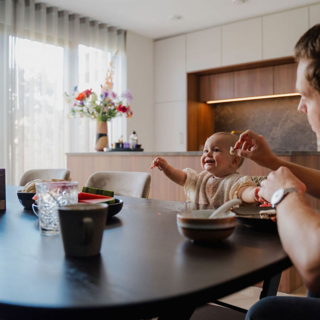Kindje aan tafel