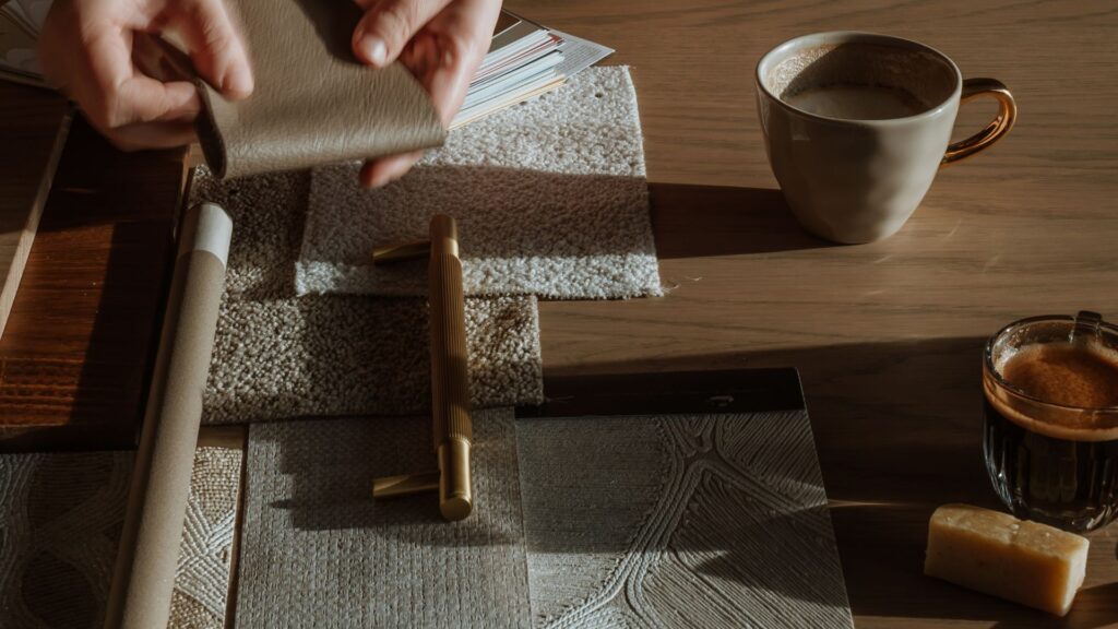 Advies voor een tafel op maat, ook met stoelen, voor binnen of buiten.